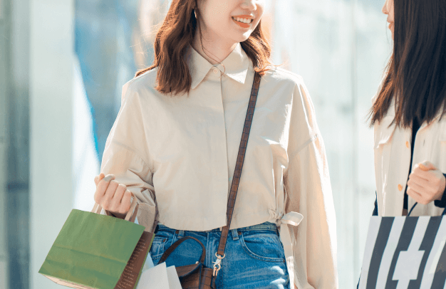 女性たちが買い物をする様子