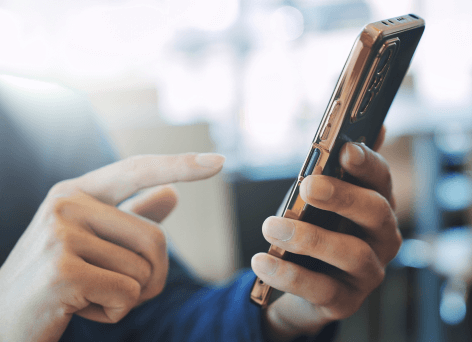 スマートフォンを操作する手元