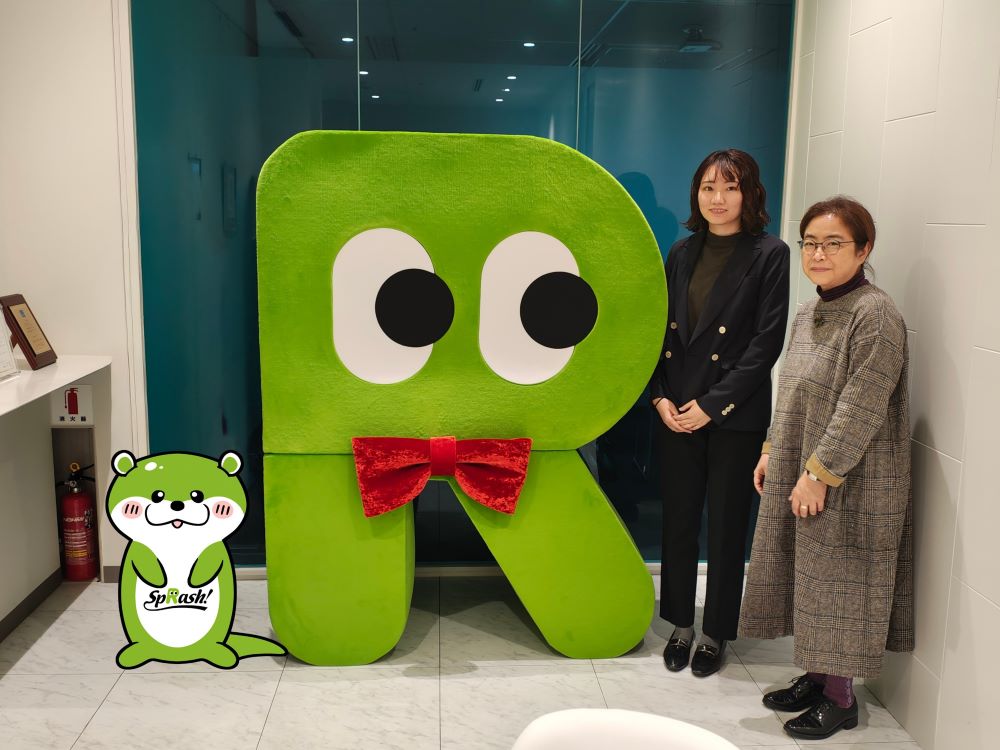 左からspRash!レーベル公式キャラクター　すーぷ、インテージ吉田、中村 ※パピレス中西氏の代理として、レーベル公式キャラクターを掲載しています